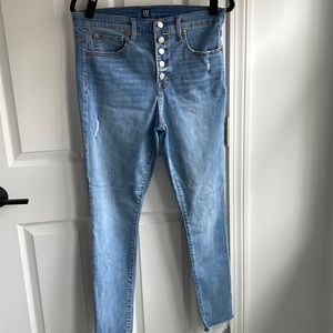 Gap front button fly high rise skinny Jean with fray